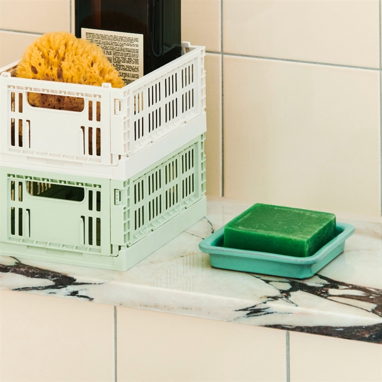 HAY Colour Crate Mini (2 stk.), Mint & Off-White - set i et badeværelse